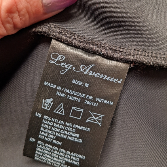 Black mock neck romper - Picture 2 of 3